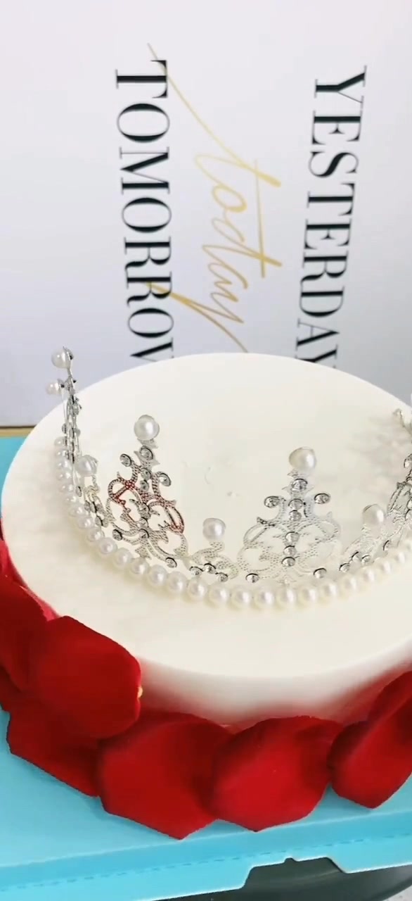 今天做一款玫瑰皇冠蛋糕,玫瑰是真的,成品特别的好看