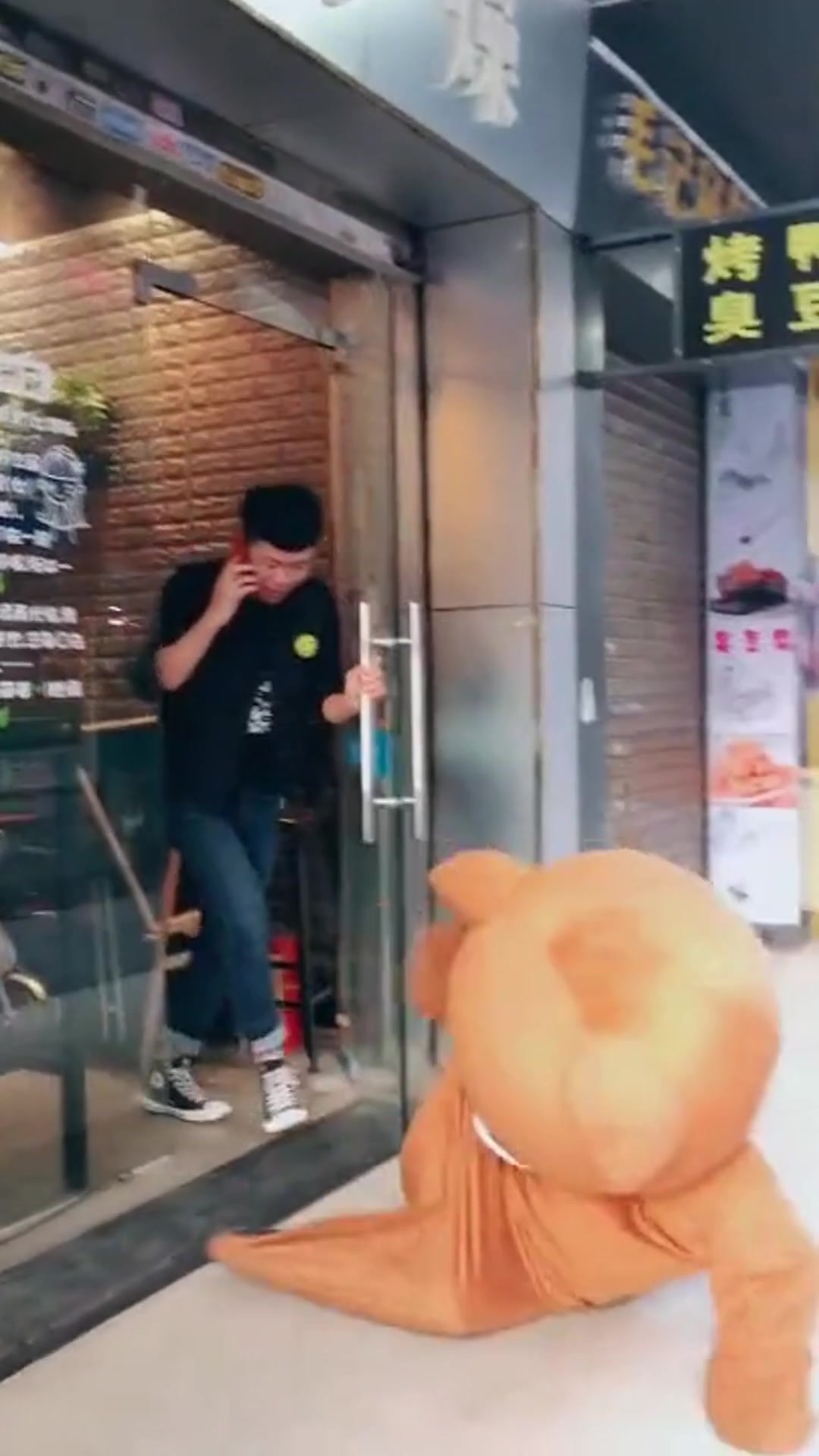 网红熊路过一扇门,不料门开了把双方都吓跑了,这一幕太逗了