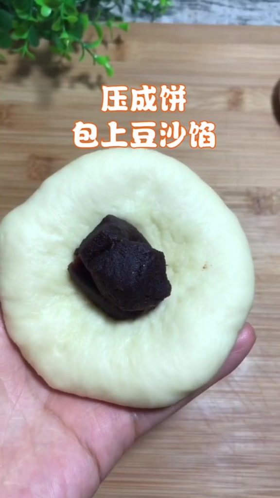 家庭版自制胖胖的毛毛虫豆沙面包一学就会,松软好吃,一做不