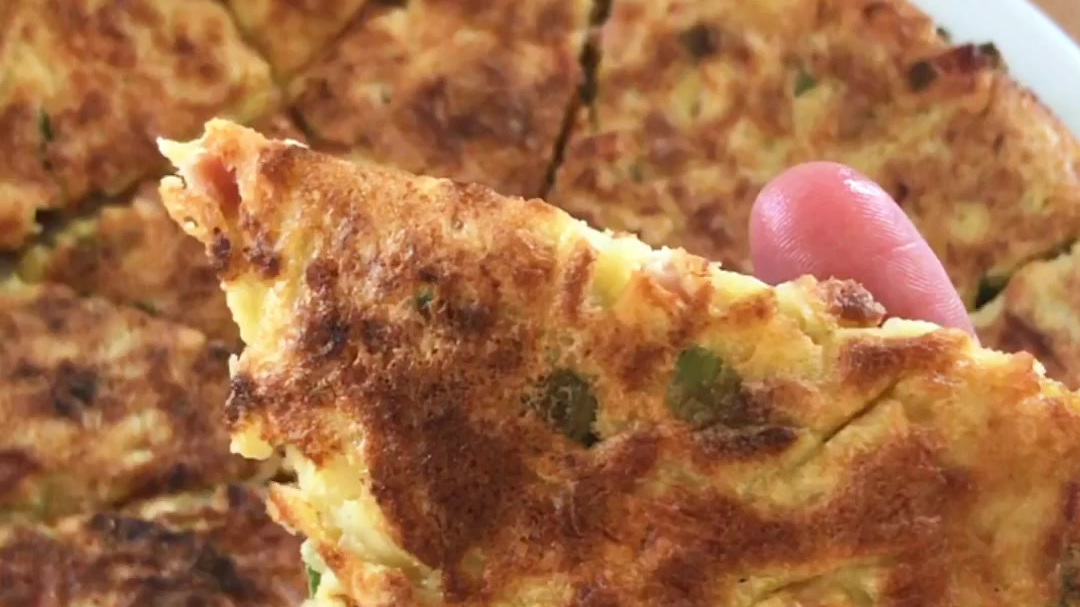 别就知道炒土豆丝,打两个鸡蛋加根火腿肠做成早餐饼太好吃了。 土豆鸡蛋饼+红豆黑米八宝粥,这