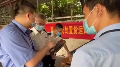 【广州海关向广州市烟草专卖局移交涉案卷烟一批】8月4日,广州海关缉私局、广州海关所属海珠海