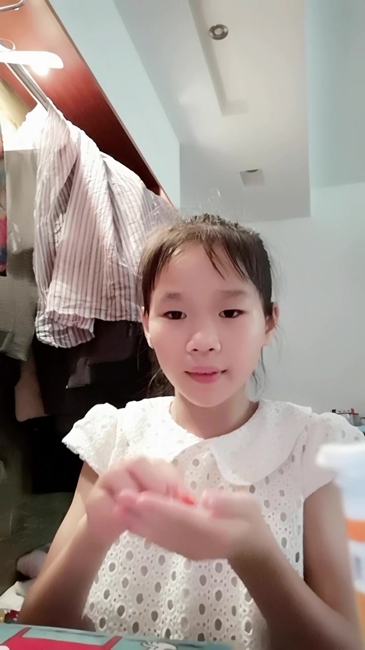 悦悦,今天用彩泥来做大大的蘑菇
