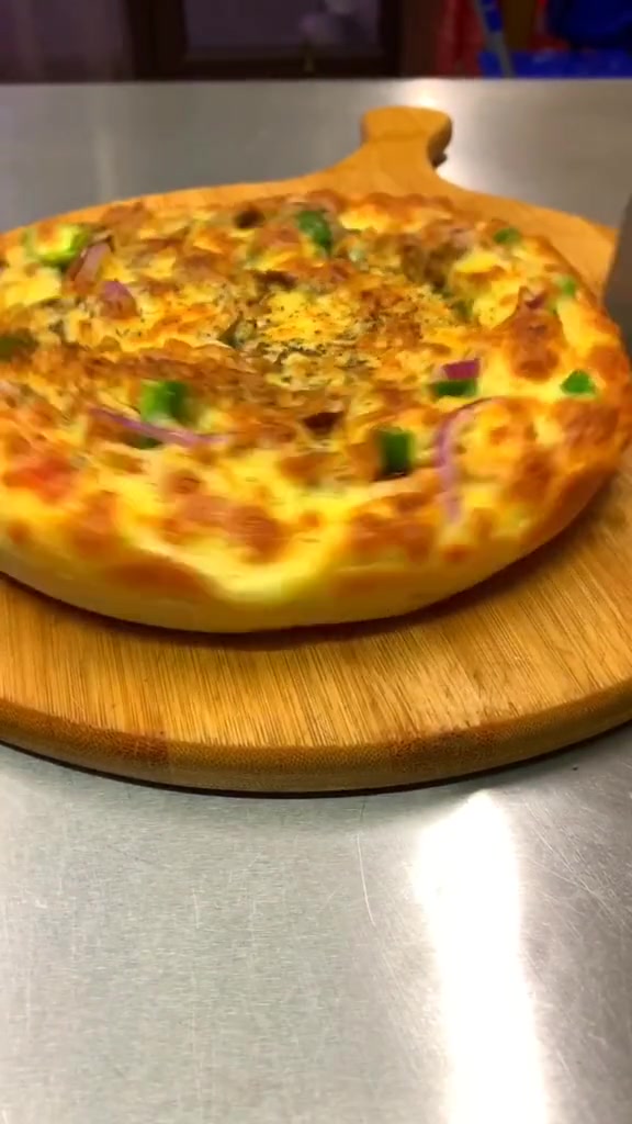 烤披萨小技巧,想要饼底软,芝士颜色好,就是高温度,短时间