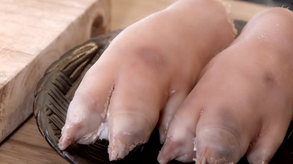 【老成都特色的蹄花汤】胶原蛋白丰富的猪前蹄和软糯的雪豆、薏仁一起炖至????软,汤白味浓……