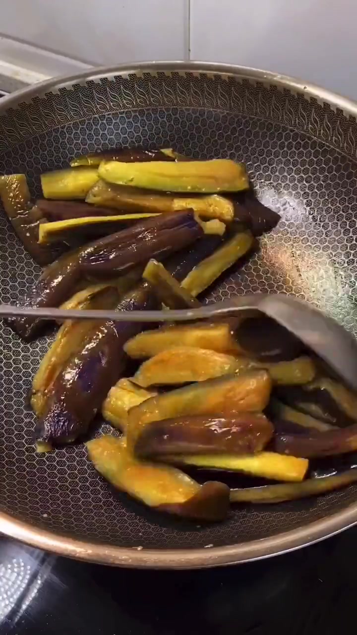 今天改善伙食,做了鲶鱼炖茄子,实在太好吃了!