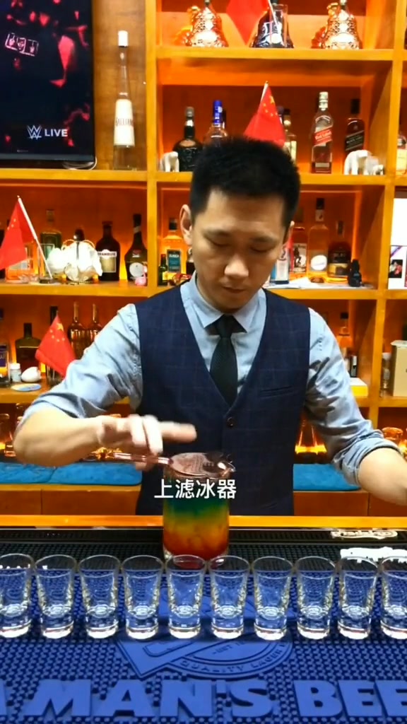 彩虹渐变,一杯鸡尾酒,十几种颜色