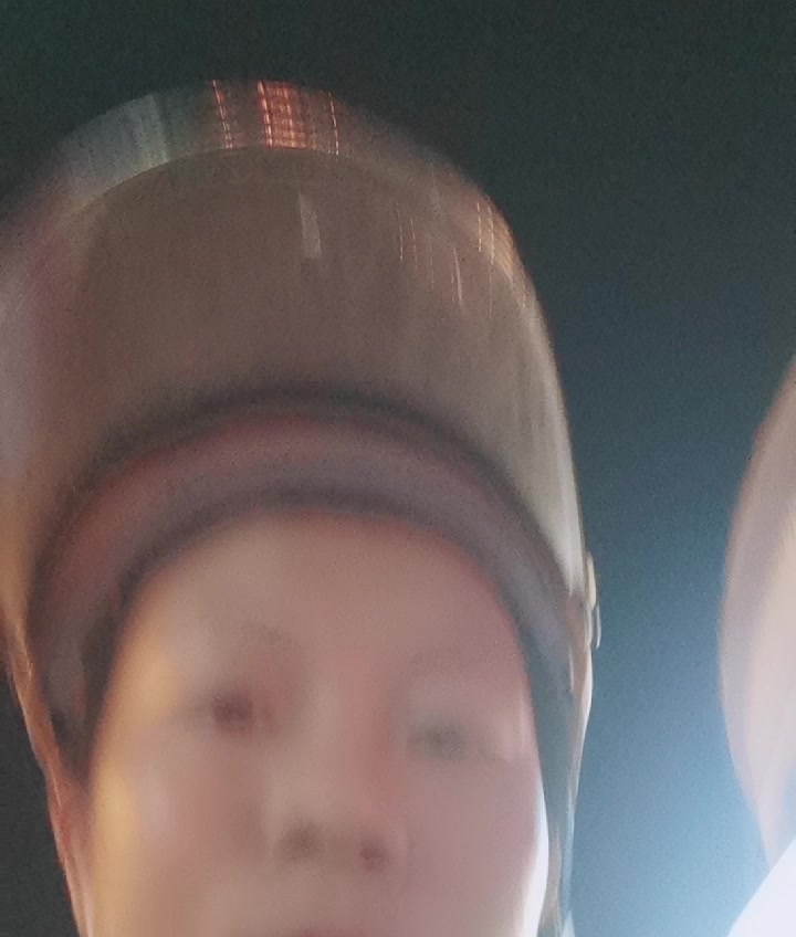 外卖小哥自拍照片,你觉得好看吗
