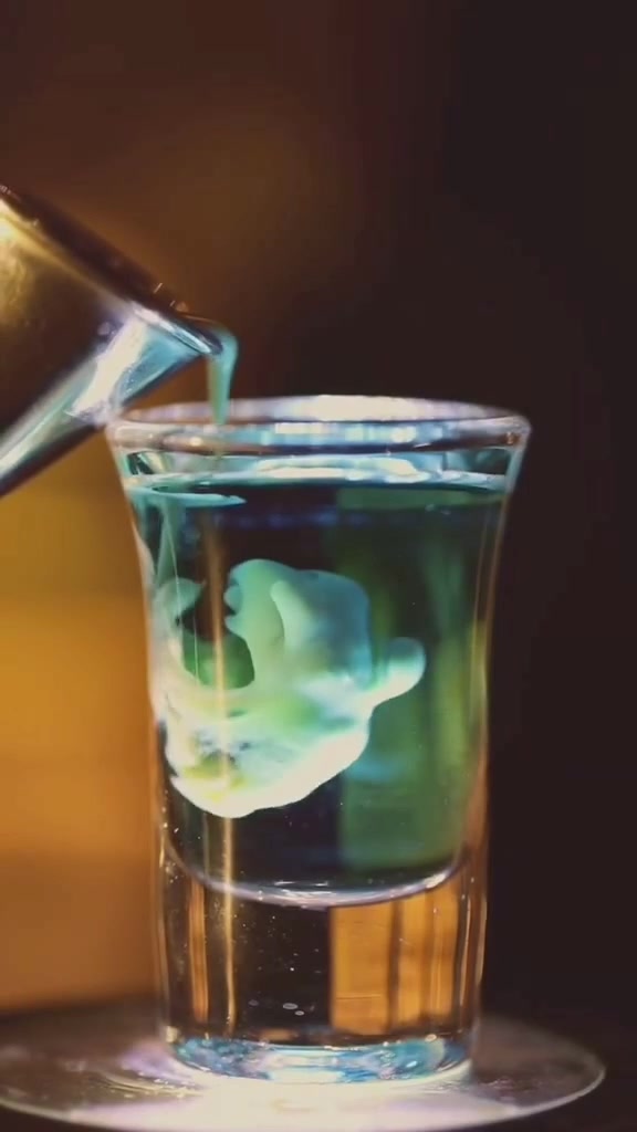鸡尾酒:外星人脑溢血;好看不好喝!