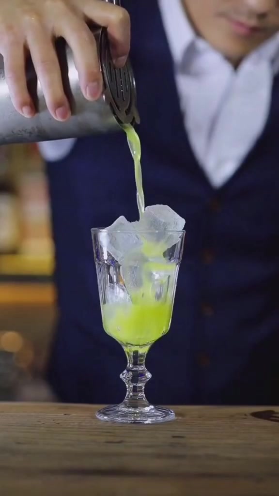 鸡尾酒:六月风情;夏天没人陪你过六月,希望冬天全是你!