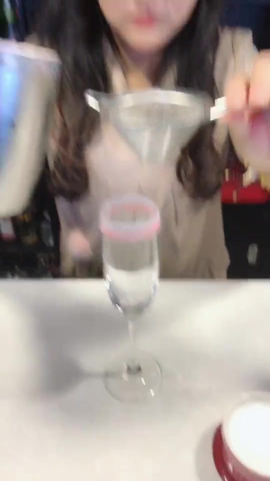 一杯粉色的鸡尾酒,可以满足你的少女心哦!