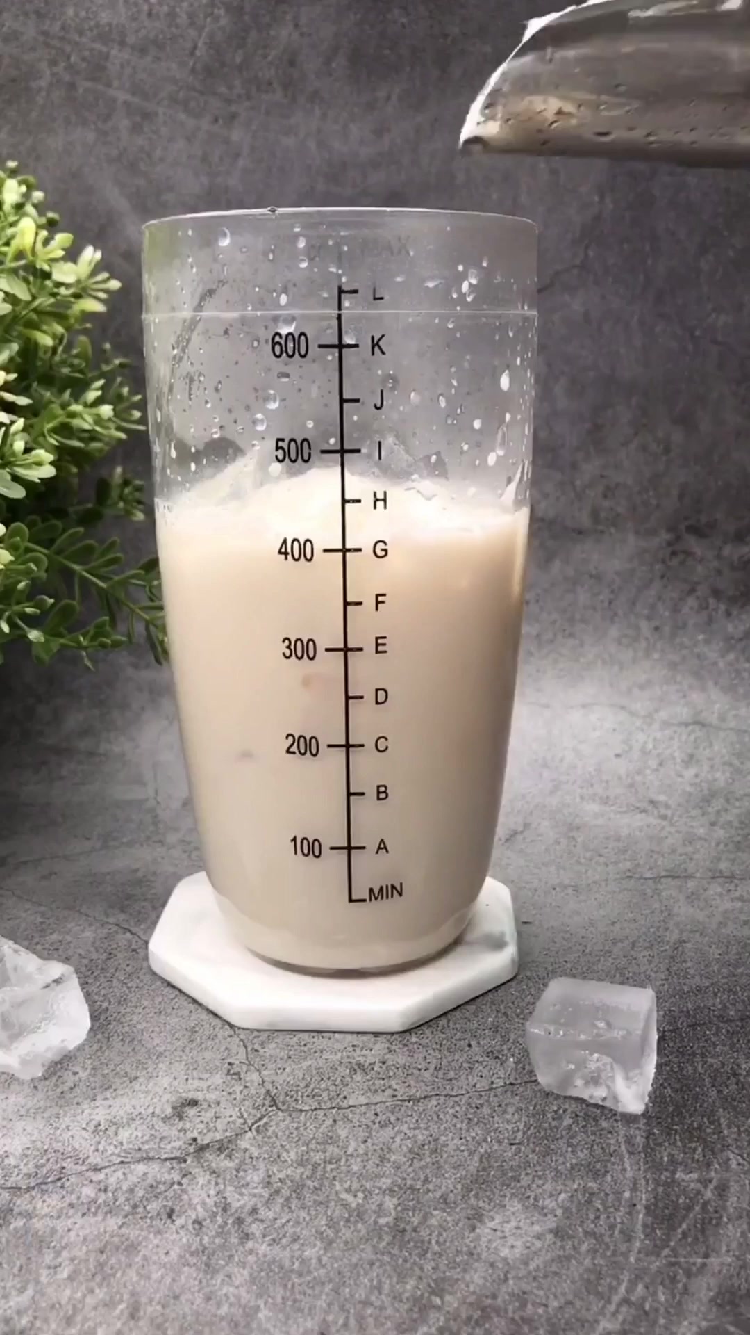 一杯奥利奥蛋糕奶茶送给大家
