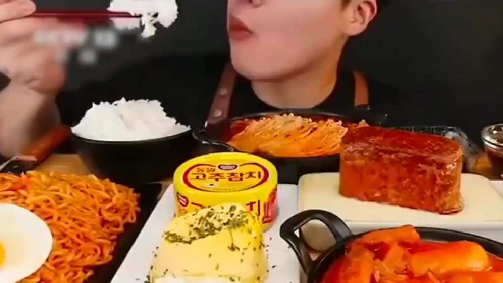 央视新闻在一条《餐饮浪费 如何制止?》的新闻节目批评了部分网络大胃王吃播浪费严重的现象,引