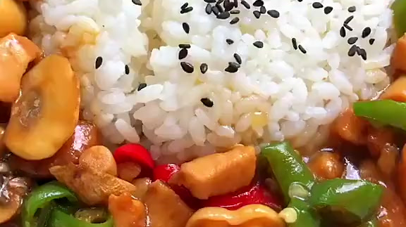 简单又美味的,黑椒菌菇鸡丁盖浇饭,先收藏了~