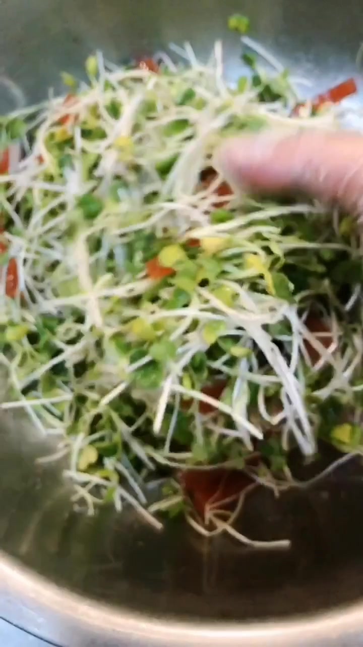 今天教大家制作特别爽口的凉拌菜,萝卜苗拌山楂条哦!