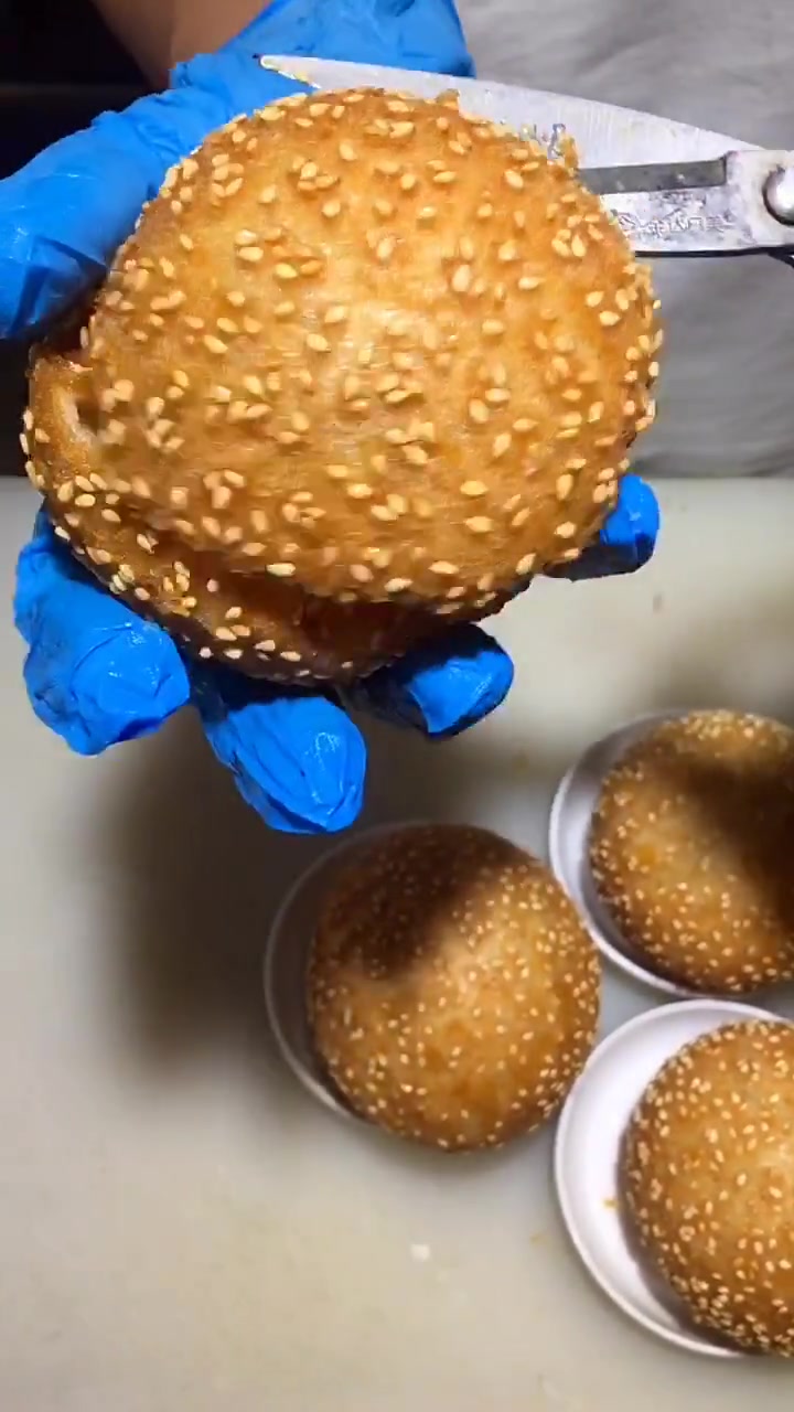 这才是真正的好麻团,剪开一看,正减肥的我管不住嘴了!