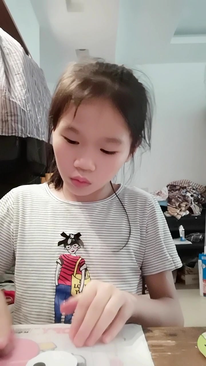 悦悦今天用彩泥来做冰激凌零食