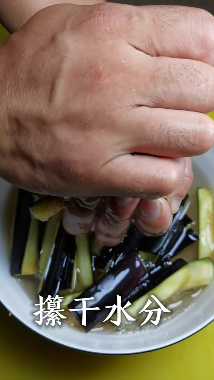 鱼香茄子做法,闻着香就算了,味道还堪比大厨做的