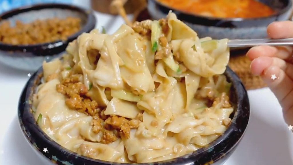 【家里吃剩的饺子皮,扯一扯就变面条????】压一压就变面片!一起来解锁饺子皮新吃法麻酱饺子皮拌面