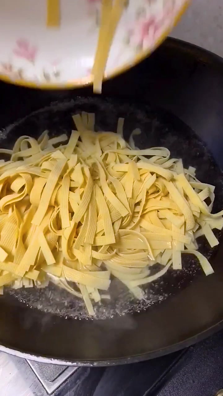 家常干豆腐炒韭菜这样做,真的很好吃