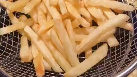有好多新朋友问我怎么才能做出外酥脆里软糯的薯条,看这里!这才是最正确的炸薯条方法[馋嘴][