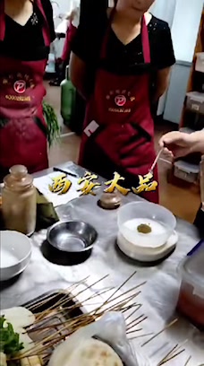 周末的雨天,学习热情不减,今儿有油炸串串夹馍,豆腐脑,凉皮