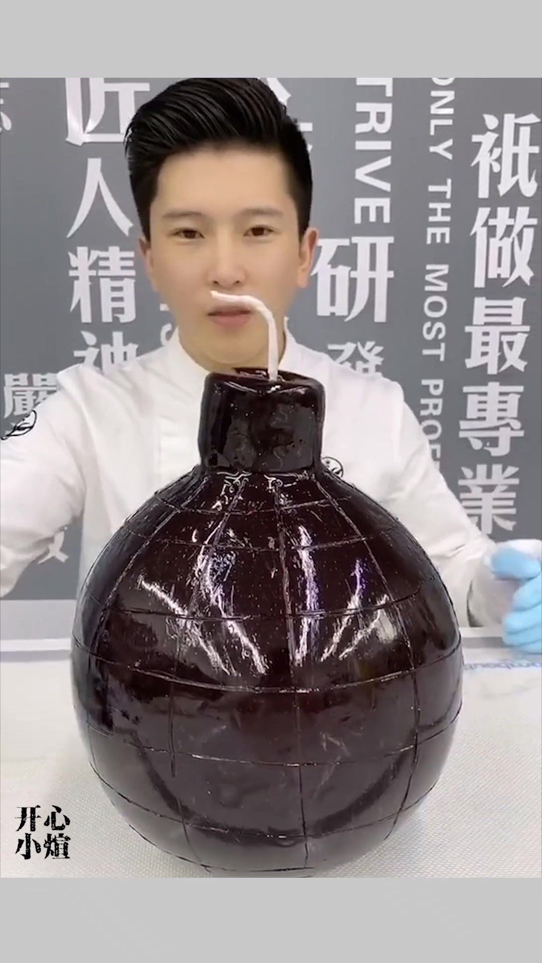 送男友的生日蛋糕,点上蜡烛那一刻,男朋友的脸都黑了!