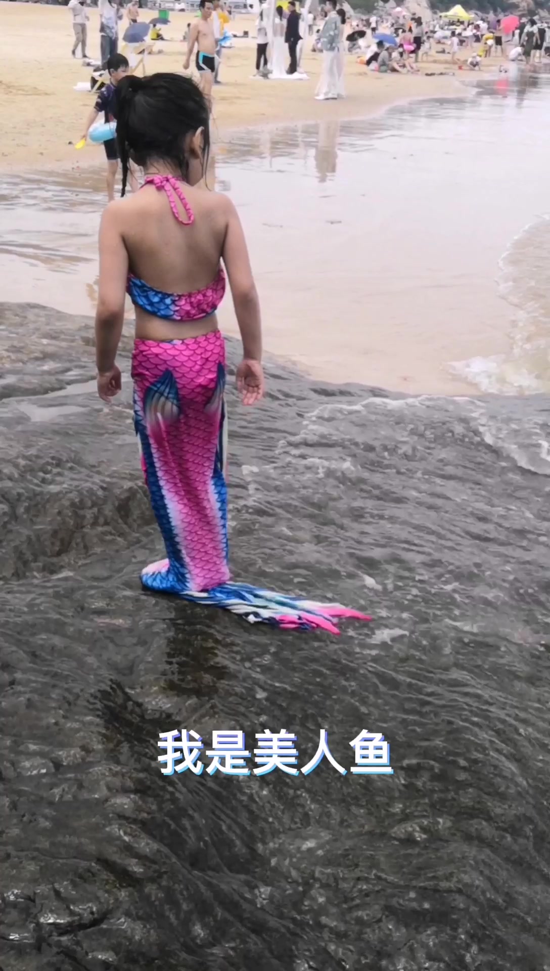 自驾游到海边沙滩,美人鱼游泳服穿起来只能蹦