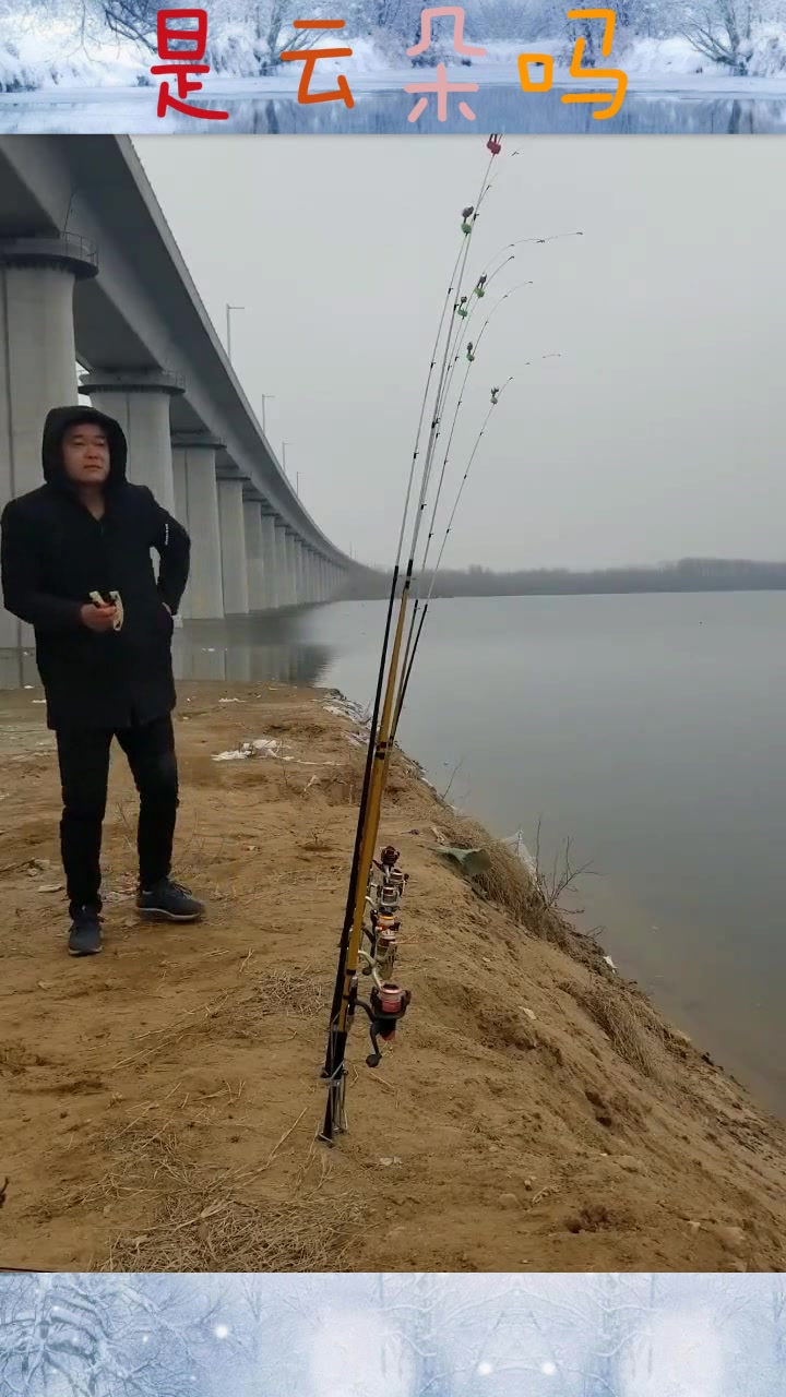小伙河边钓鱼,铃铛一响便走了过来,接下来的表情真逗