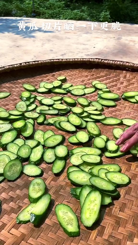 今天做个土菜,这个菜建议用乡下种的白皮黄瓜口感更好