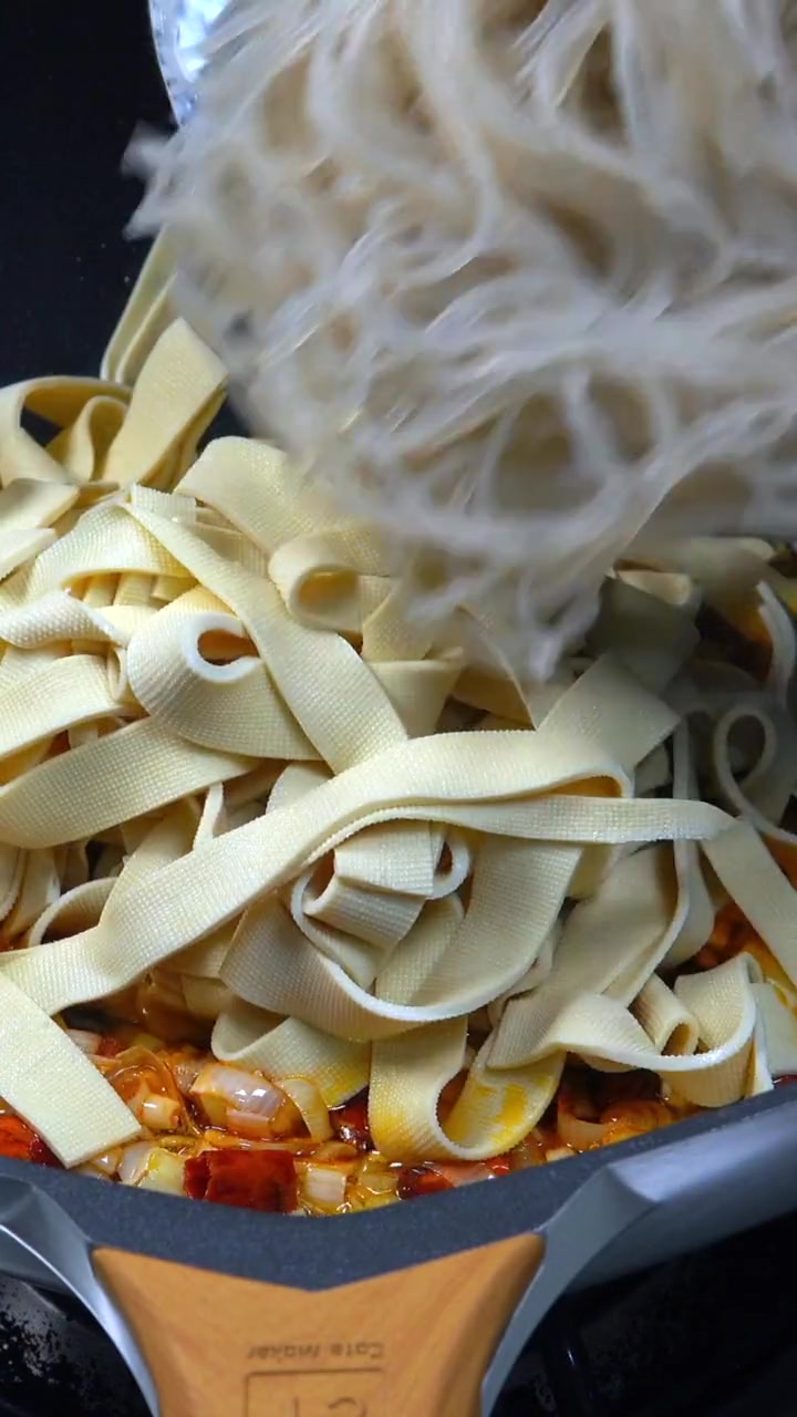 豆皮粉条加韭菜这样做,出锅连汤汁都不剩