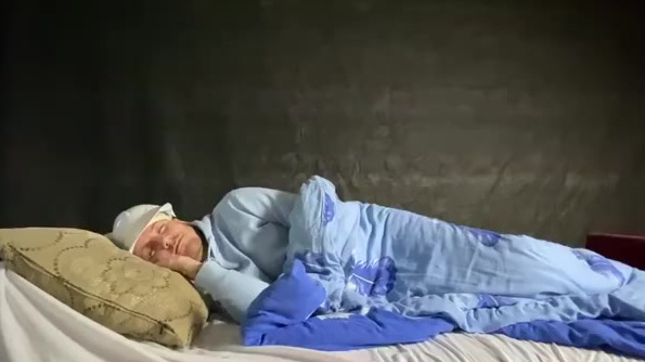 外国小哥低成本还原《冰雪奇缘》我震惊了!太牛了!!每个细节都有被还原到哈哈哈!!#搞笑名场