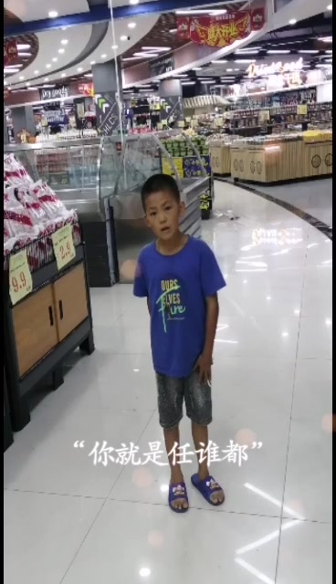 小孩在吃汉堡真香