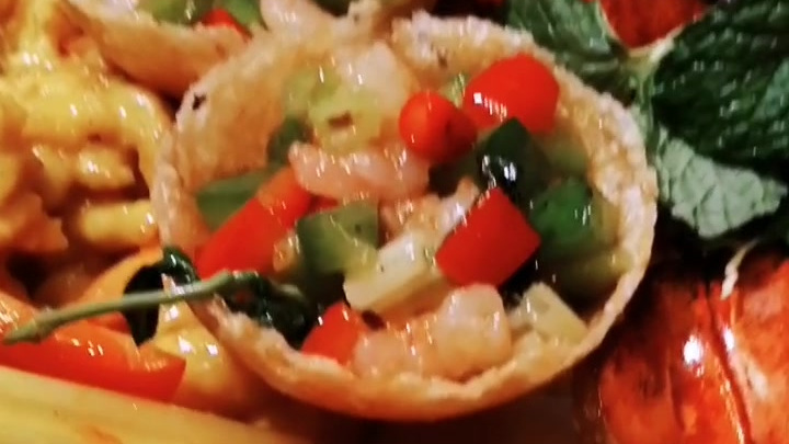 #探店打卡# 南宁菲越星马泰的泰皇龙腾四海是两只大龙虾做的菜,摆盘很漂亮,中间的龙虾肉是咖