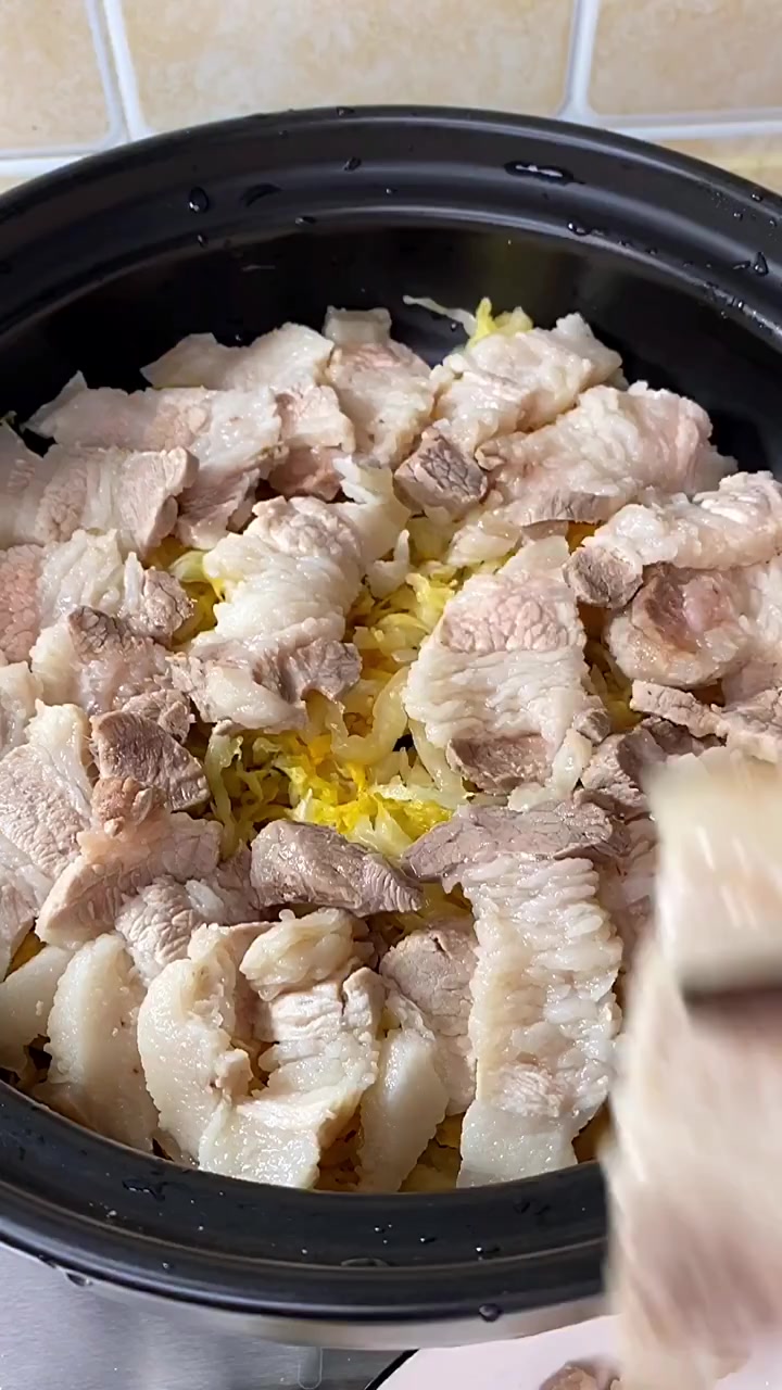 东北酸菜炖五花肉,做出来要想好吃,记住这几点,老香了