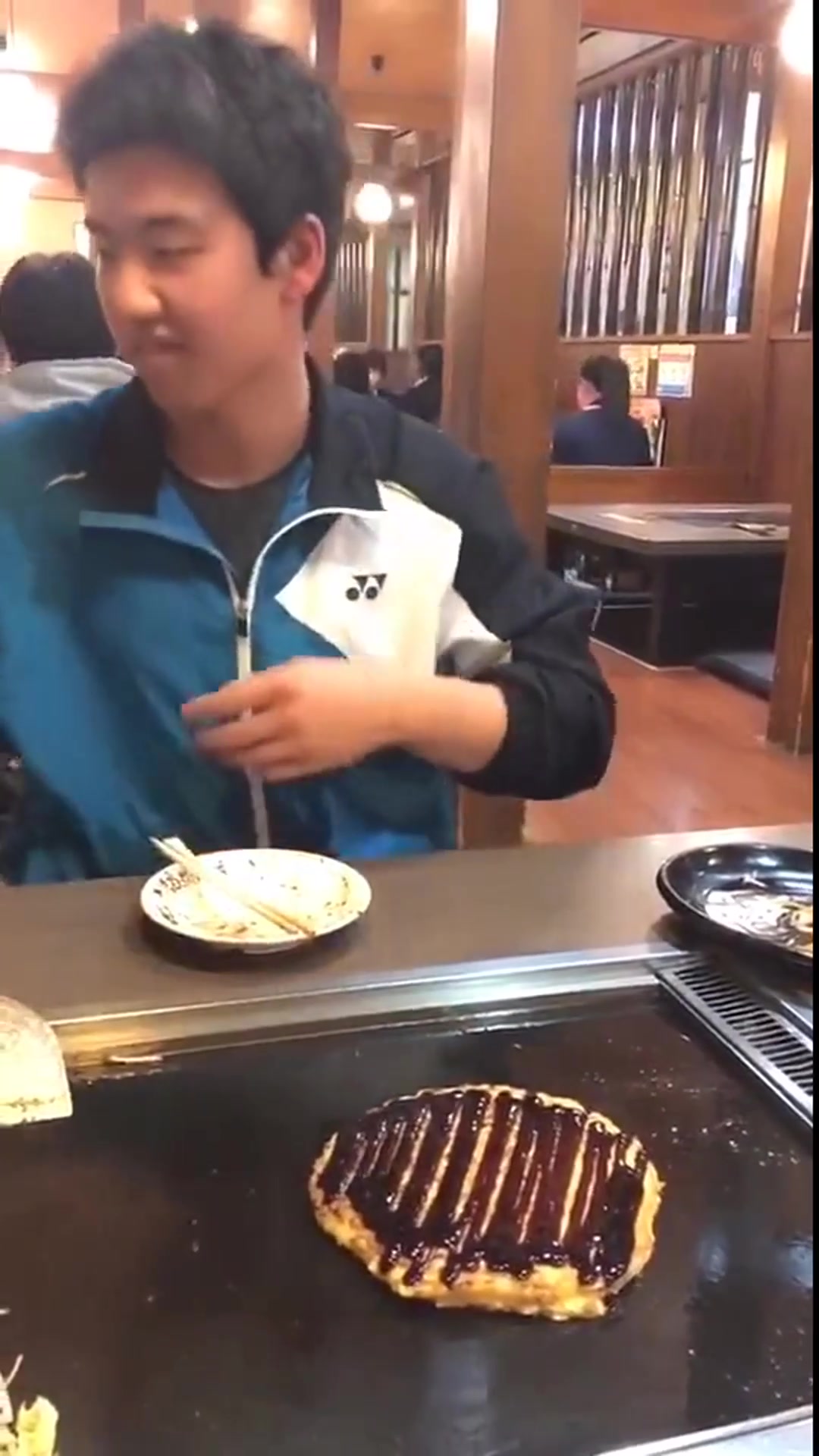 黑胡椒酱配沙拉酱,还有这种新吃法,这小哥真的不会齁得慌吗?