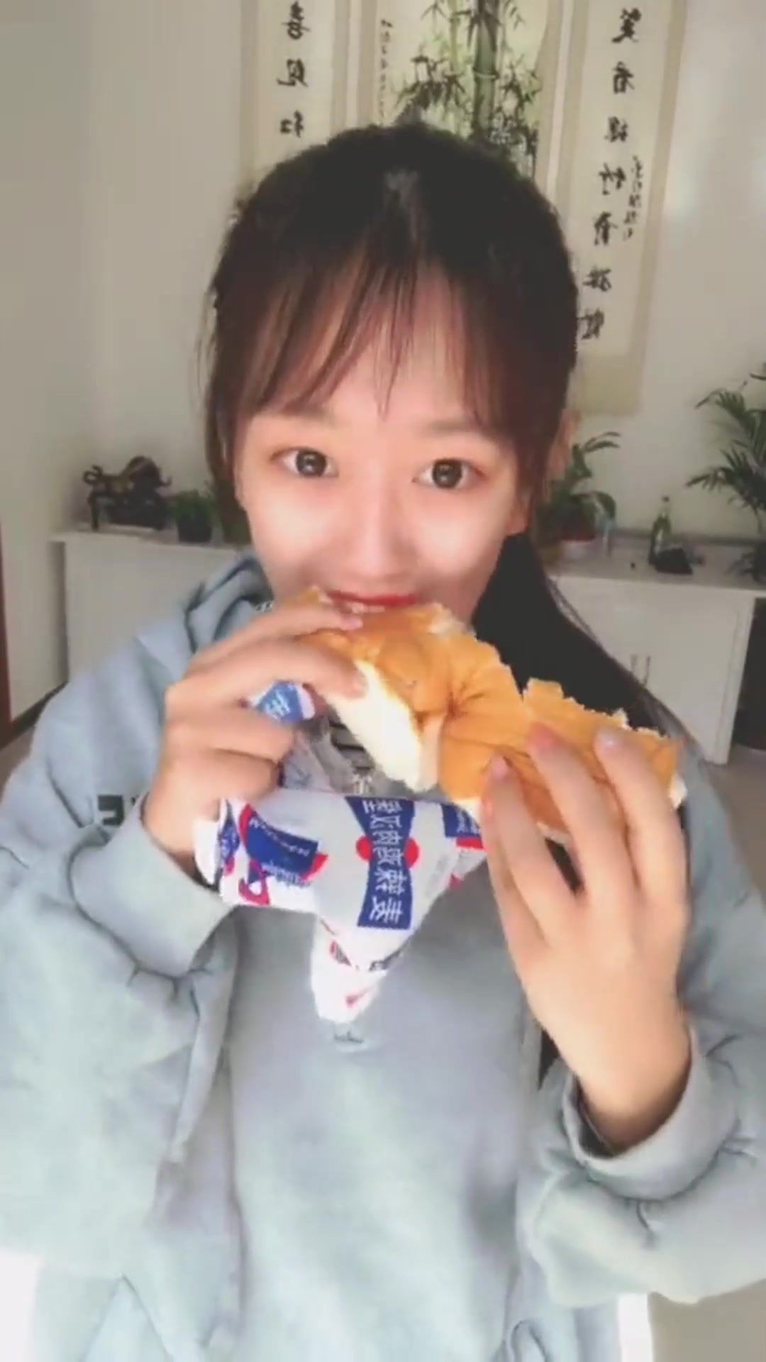 小姐姐买了一整箱的速食汉堡,开袋即食,你们小时候吃过吗?