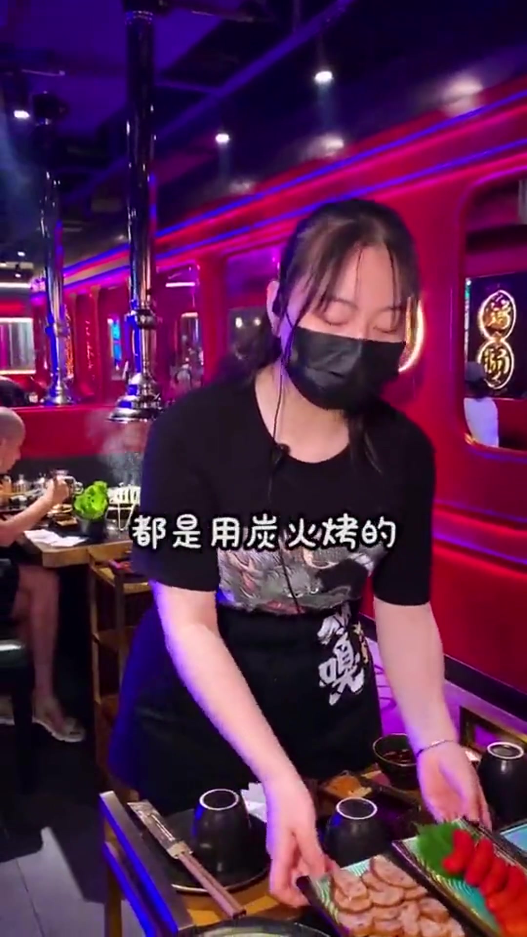一个比一个会玩的烤肉老板,用炭火烤的烤肠,就靠这出名了