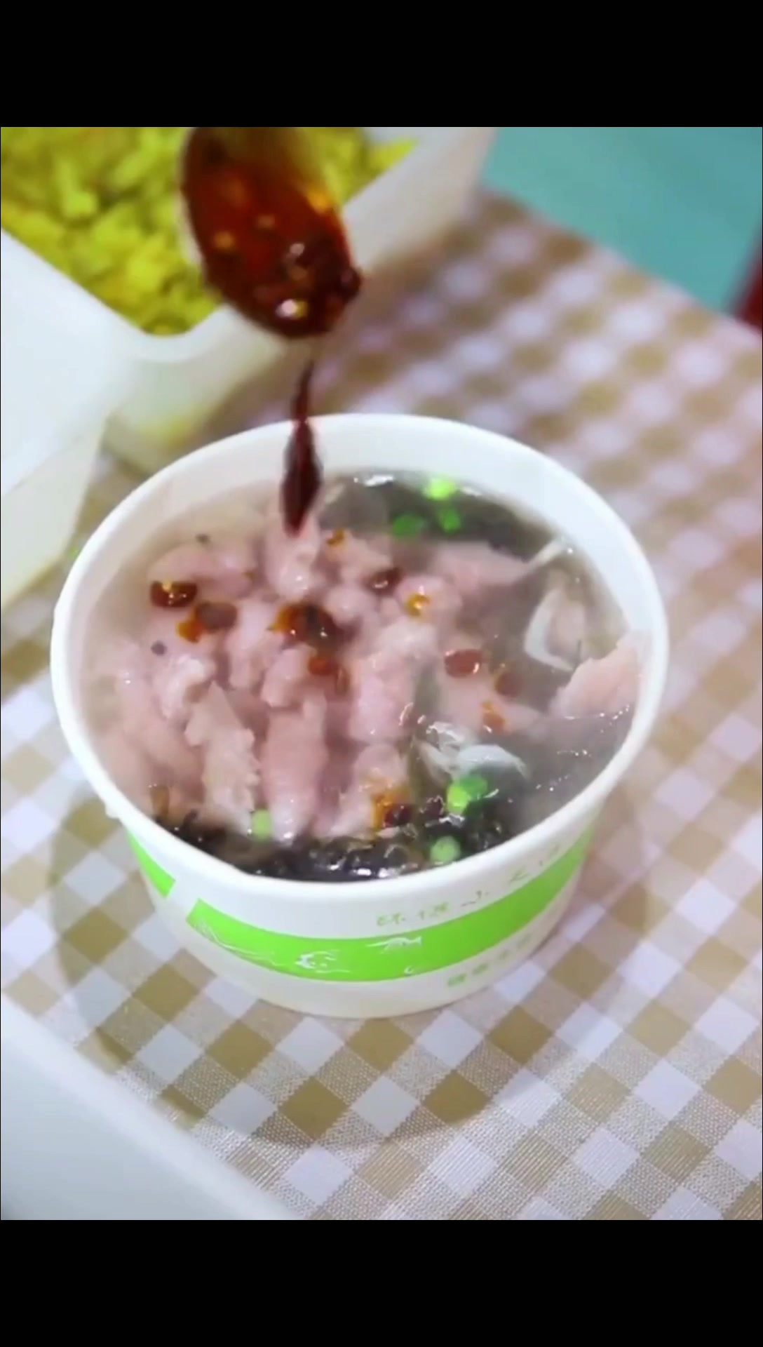 瘦肉丸汤,加上配菜,鲜美的肉丸汤就完成,非常好喝吃一次就爱上