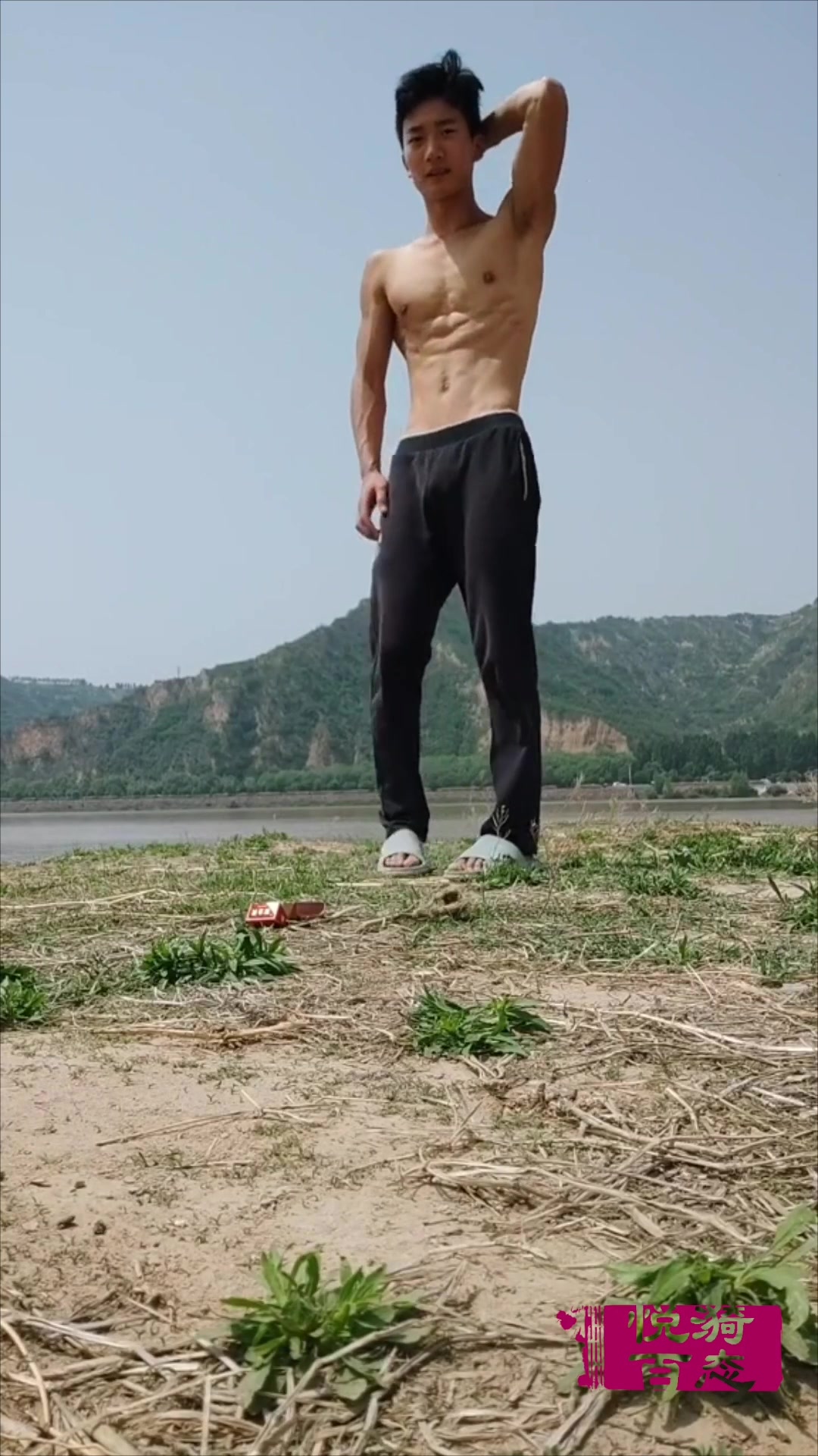 小身板的男生在户外秀肌肉,胸肌结实、腹肌给力,令人刮目相看