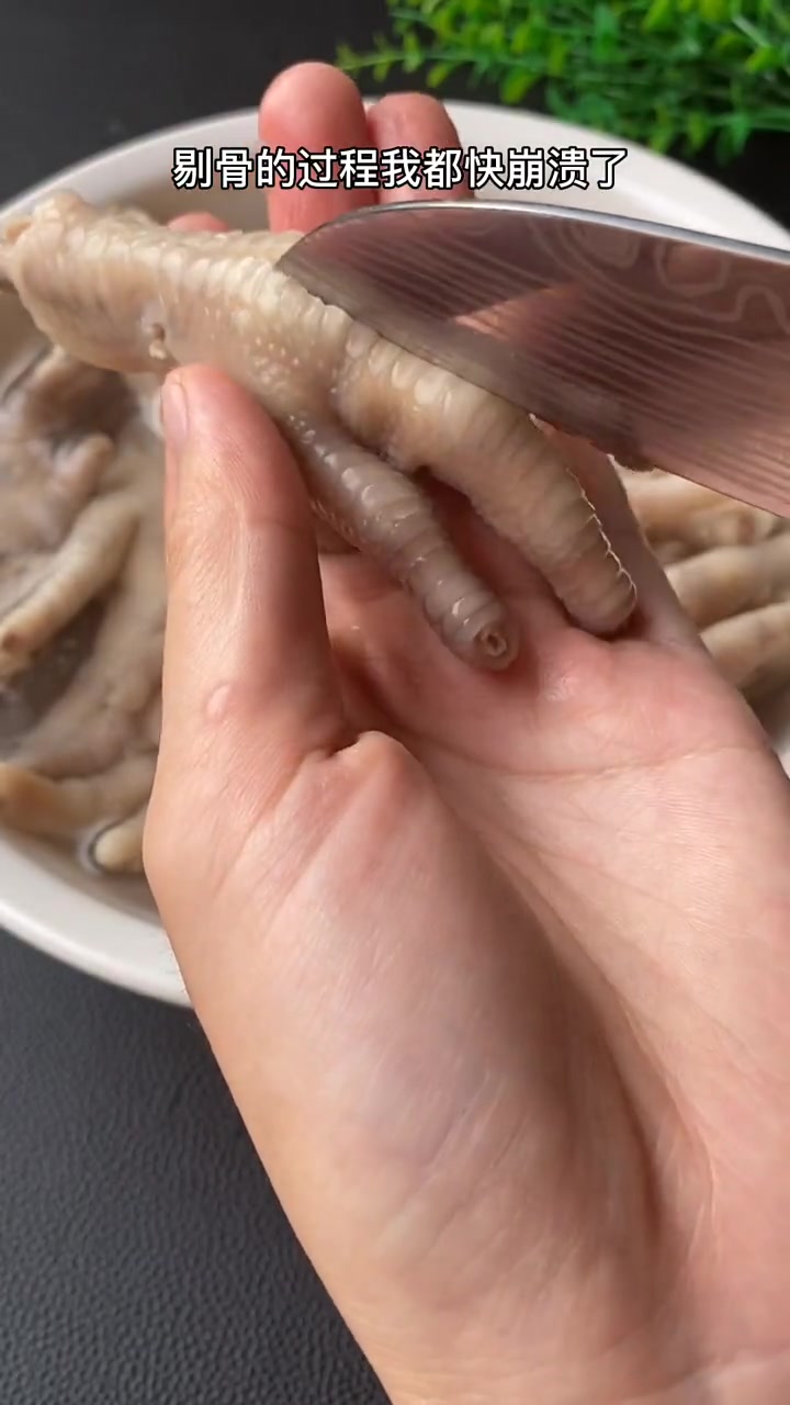 分享一下酸辣无骨柠檬鸡爪制作方法,太适合夏天了,巴适得很
