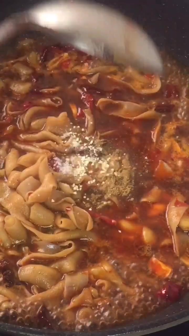 今天教大家一道麻辣鸭肠,特别的下饭特别的好吃