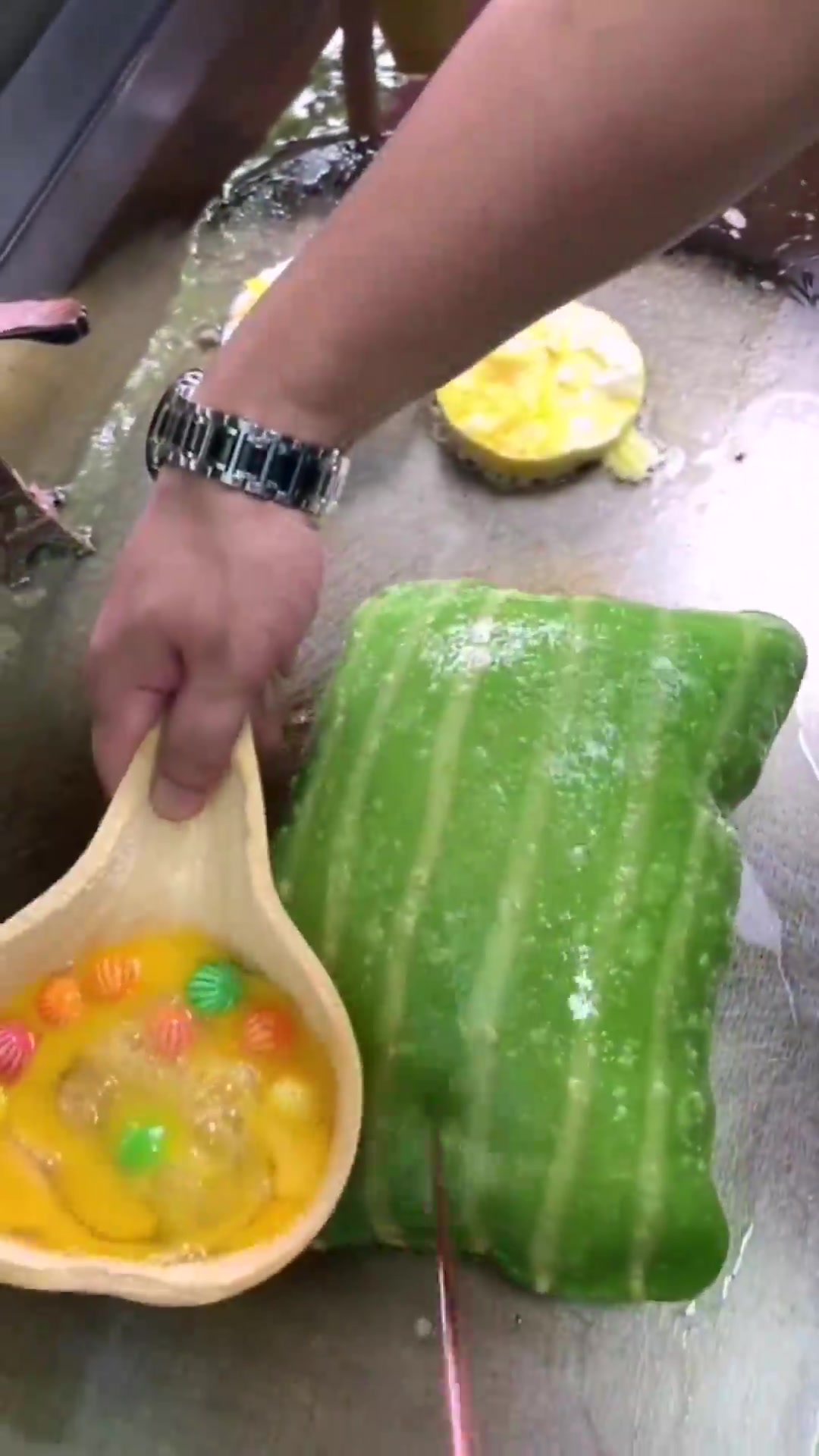 煎饼果子做出新花样,只不过就这配料,确定能让人吃?