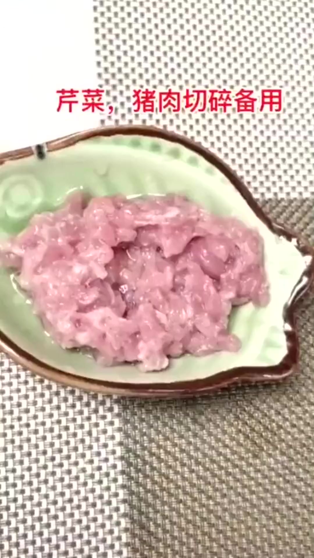 芹菜肉丁蛋饼适合15个月以上宝宝