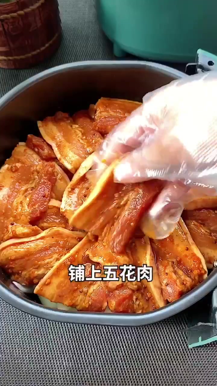 今天做了烤花肉小屁孩在旁边说好了没