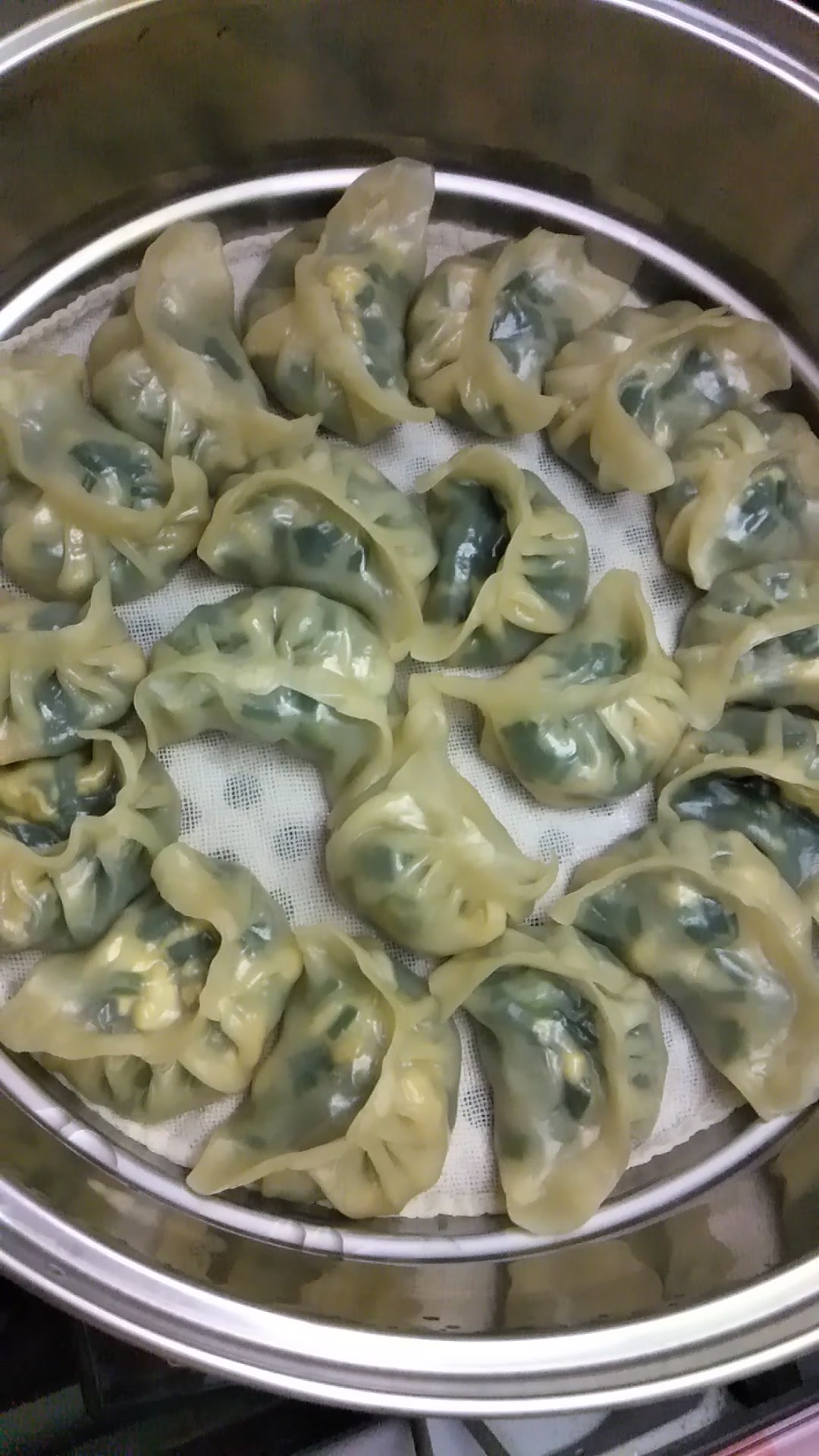 当代国画家徐鹤～韭菜鸡蛋馅蒸饺现场示范