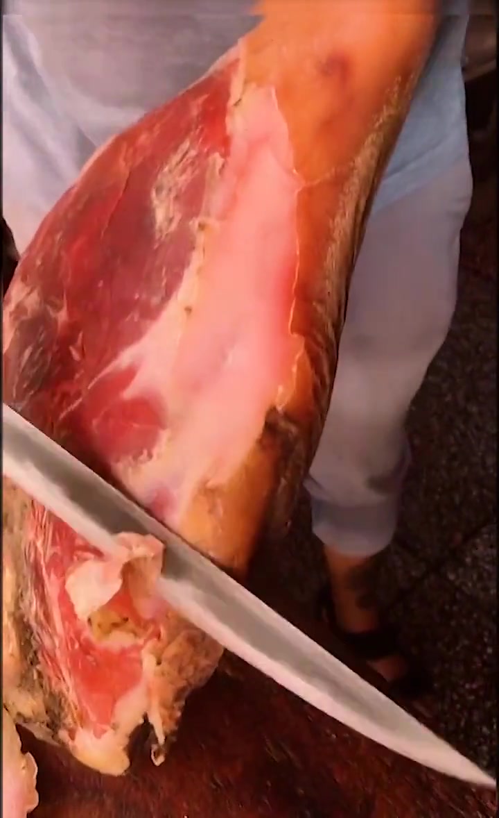 平时被超市骗惨了,真正的腊肉火腿,切开后都是这个颜色的
