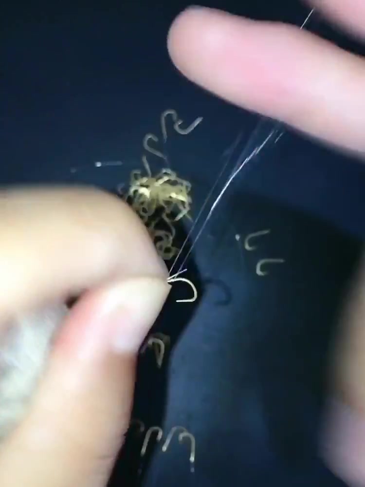 钓鱼技巧:迷你版小鱼钩的绑法