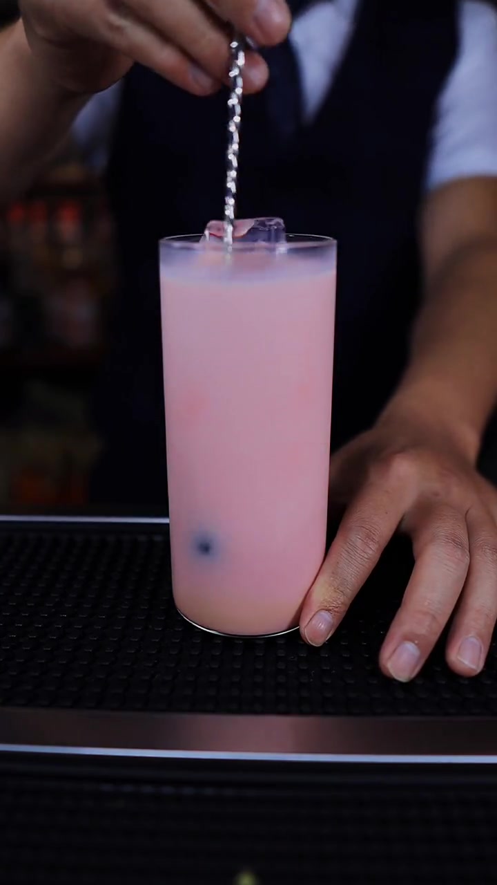 七夕必点的鸡尾酒“恋人”,粉色的女孩子都喜欢,太漂亮了