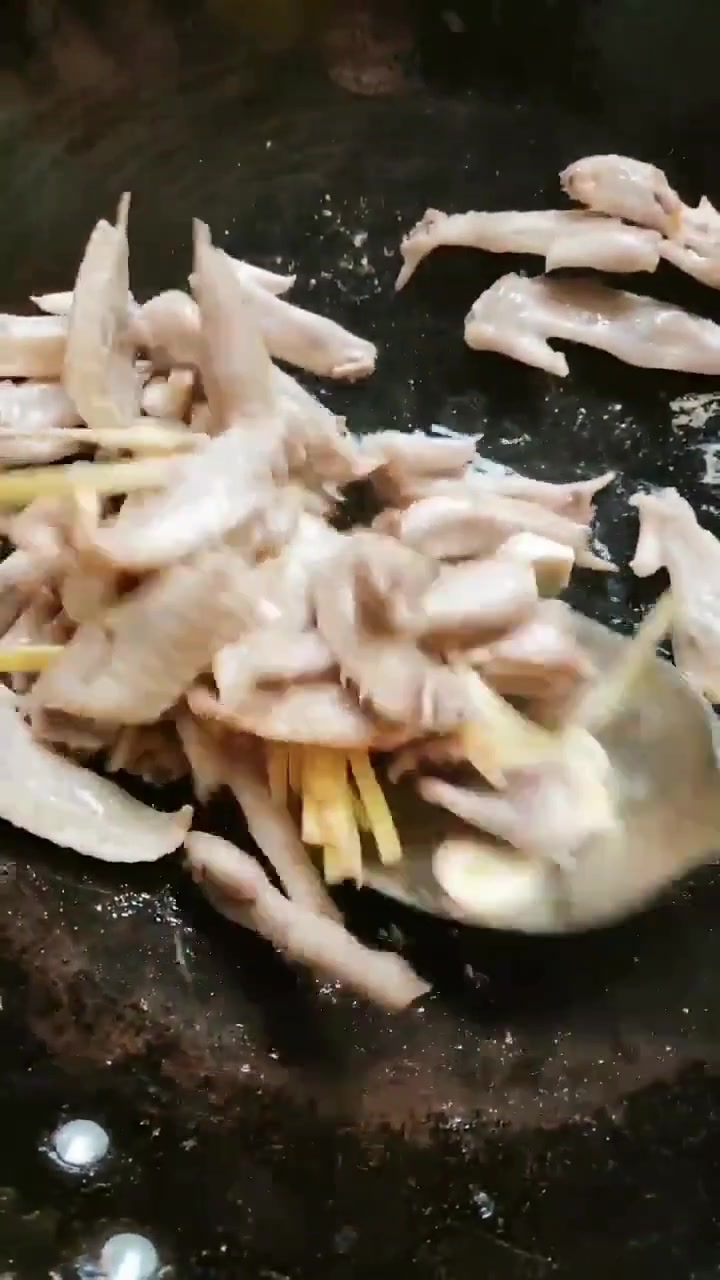 可乐炒鸡翅尖做好啦!这样做的大人小朋友都抢着吃!
