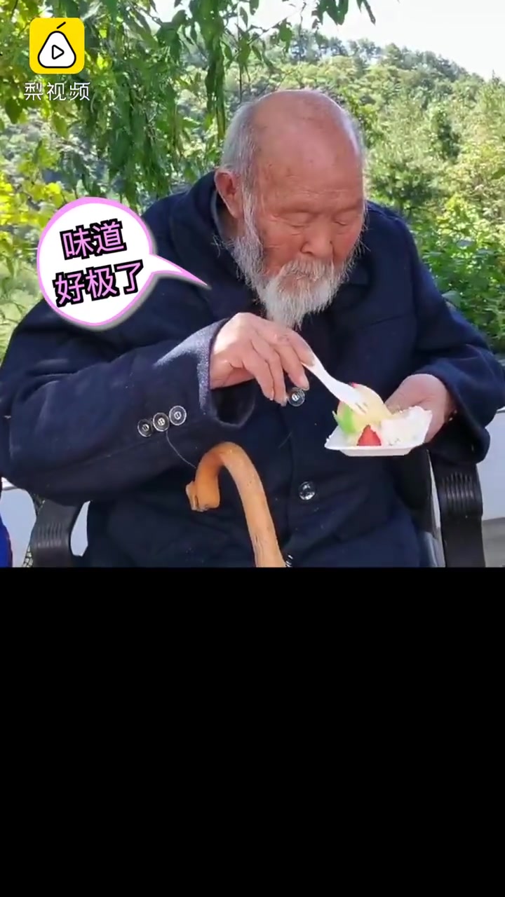 百岁老人分蛋糕吃独食不和老伴分享,背后的原因很甜蜜
